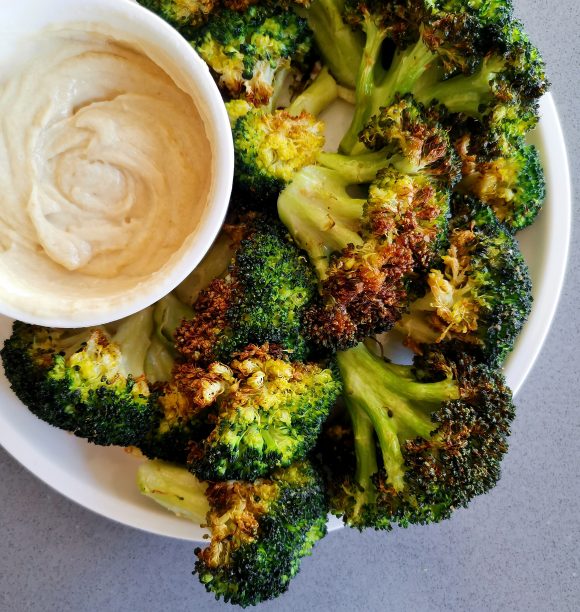Brócolis asados con salsa de tahine y limón