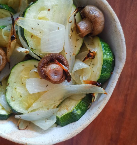 Zucchini, cebolla y champiñones horneados con romero