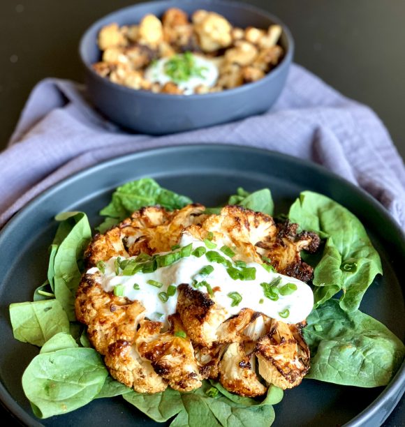 Steaks de coliflor rostizada al chipotle con aderezo de yogurt griego