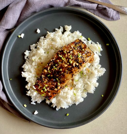 Totoaba de cultivo teriyaki con ajonjolí y cacahuate