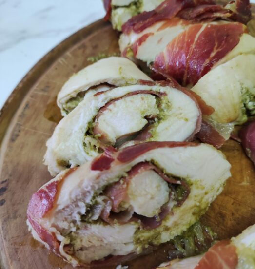 Pollo relleno de pesto envuelto en prosciutto