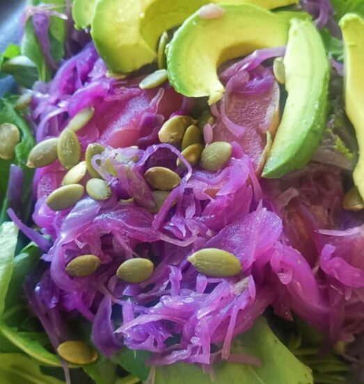Ensalada tipo chucrut de repollo morado y manzana verde