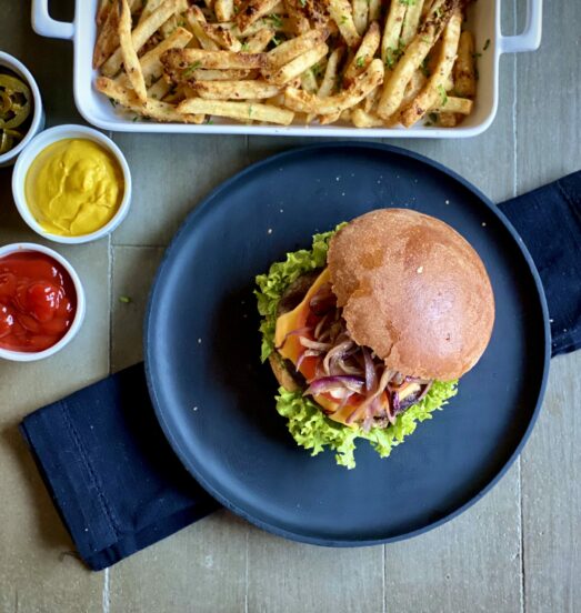 Hamburguesas con cebolla rostizada y papas provenzal