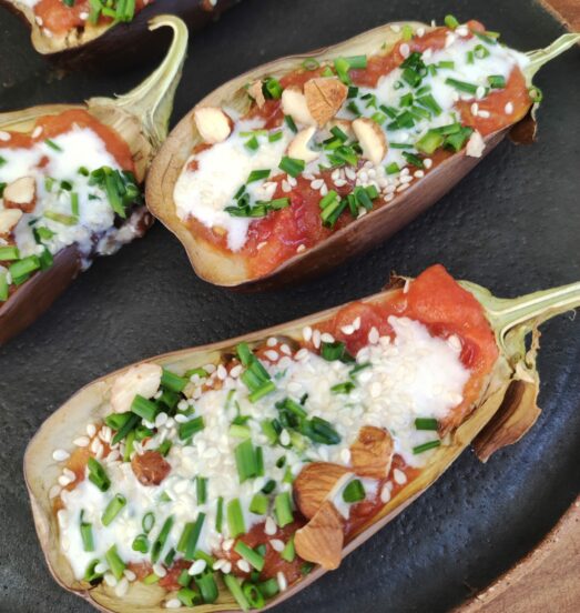 Berenjenas asadas con salsa de yogurt y tahine
