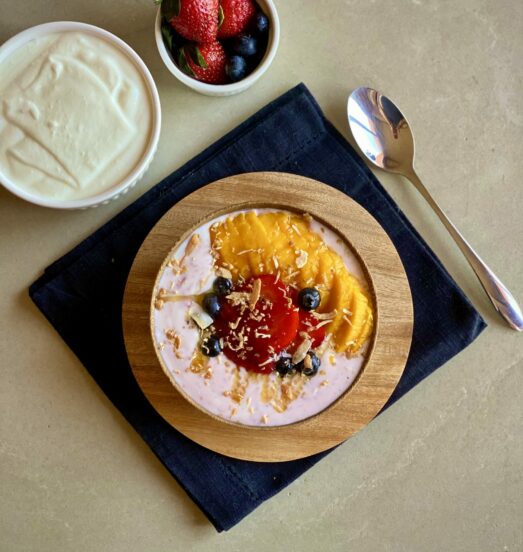 Yogurt casero con fresas naturales y sin azúcar