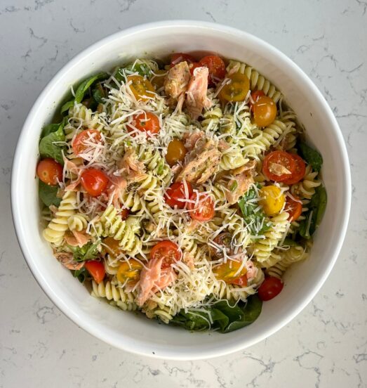 Ensalada de pasta con salmón y pesto